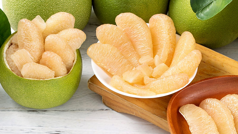 Bưởi hỗ trợ giảm cân trong suất ăn văn phòng