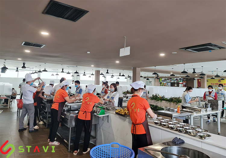 Bếp ăn công nghiệp được phân thành từng khu riêng biệt tại STAVI