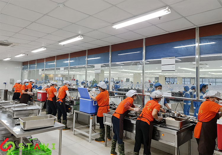 Bếp ăn công nghiệp được phân thành từng khu riêng biệt