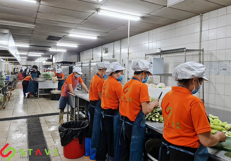 Khu vực sơ chế thực phẩm bếp công nghiệp