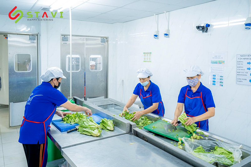 Đội ngũ nhân viên luôn chú trọng trong từng khâu sơ chế, chế biến