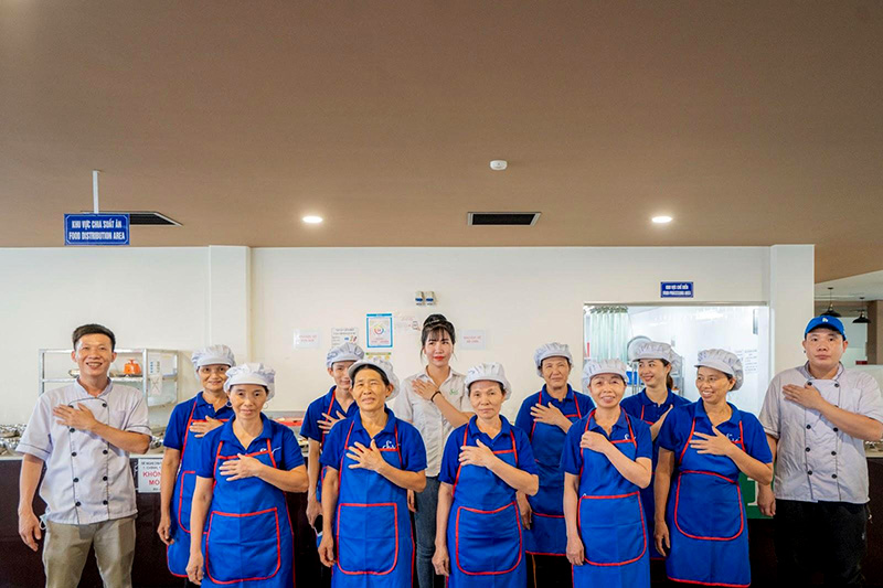 Nhân viên phục vụ tận tâm, mang tới những suất ăn công nghiệp thơm ngon