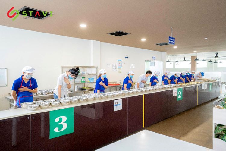 Đội ngũ nhân viên suất ăn công STAVI chuyên nghiệp tận tâm
