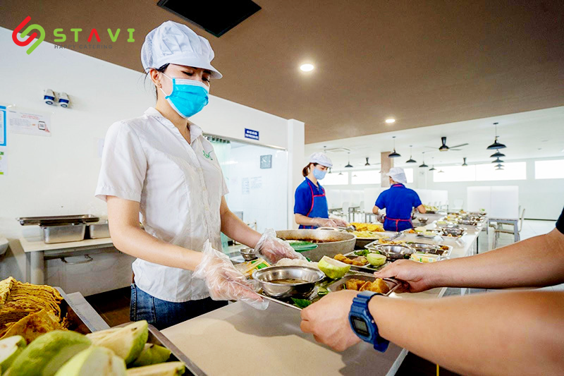 STAVI phục vụ suất cơm công nghiệp bằng tất cả tâm huyết