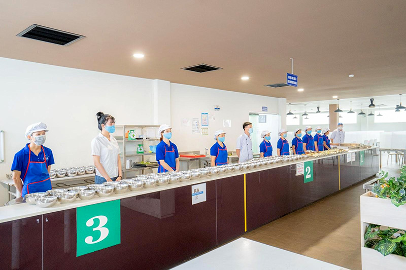 Khu vực phân chia suất ăn sau chế biến quy mô, rõ ràng