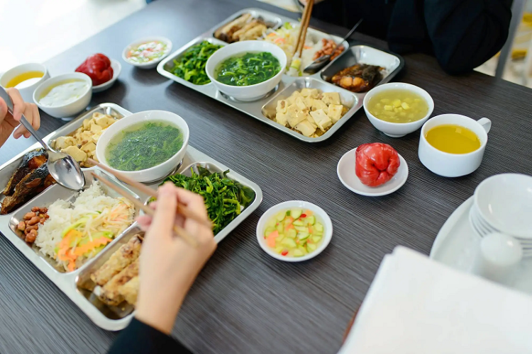 Suất ăn công nghiệp STAVI chế biến theo yêu cầu từ quý đối tác