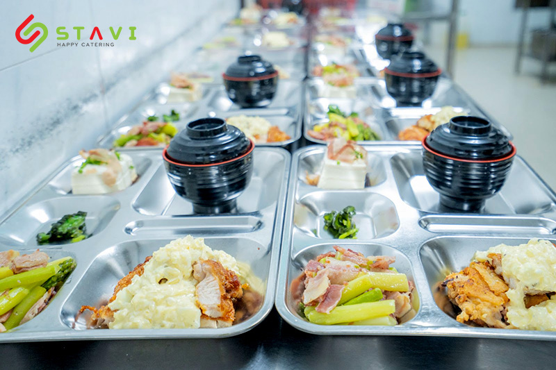 Các suất ăn công nghiệp được bày biện bắt mắt kích thích vị giác của người dùng