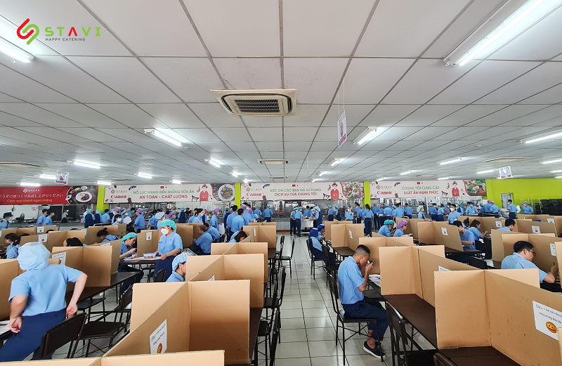 Suất ăn công nghiệp tiết kiệm thời gian cho người lao động