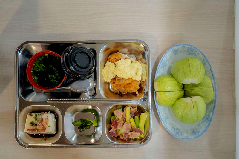 Suất ăn đủ dinh dưỡng bao gồm: Món chính, canh, cơm, tráng miệng