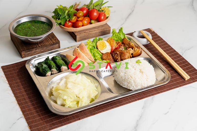 Suất cơm đa dạng và dầy đủ các món