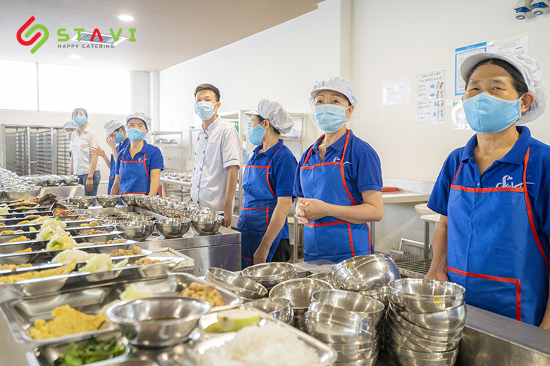 Nhân viên phục vụ suất ăn văn phòng tại cơ sở làm việc