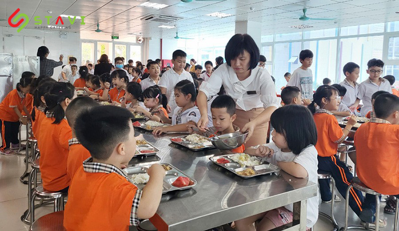 Suất ăn cho trường học giúp tiết kiệm thời gian chi phí 
