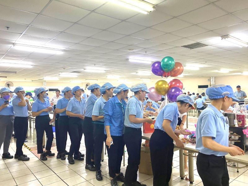 Cán bộ nhân viên công ty tham gia bốc thăm nhiệt tình