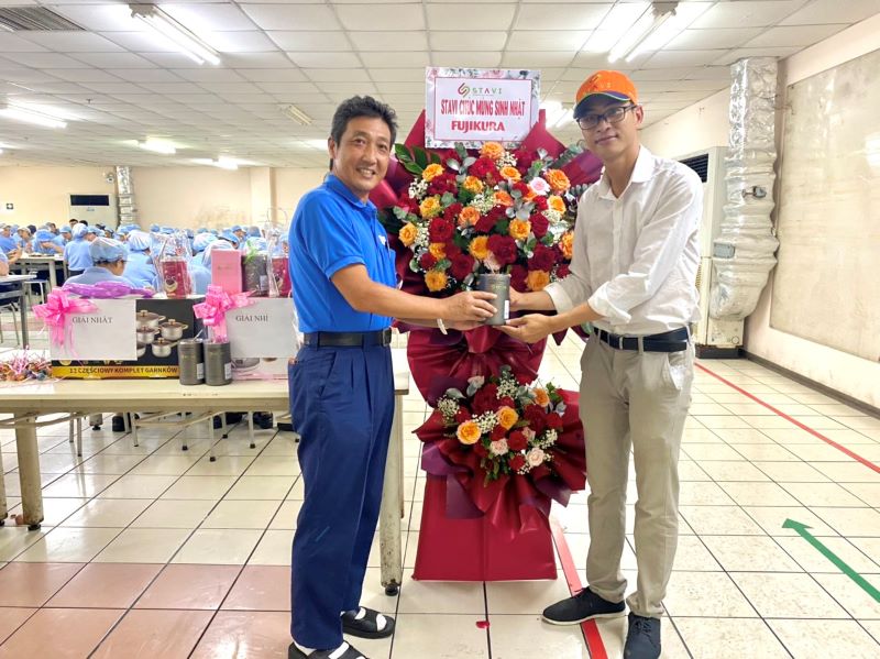 Ban lãnh đạo công ty đối tác tham gia bốc thăm