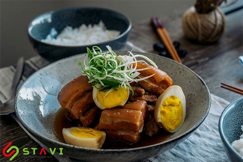 Thịt lợn kho tàu món ngon thường thấy trong suất ăn văn phòng