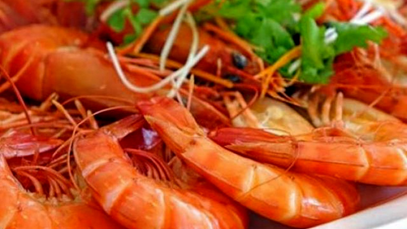 Tôm hấp sả siêu ngon trong suất ăn trường học