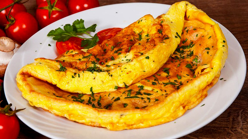 Trứng chiên đơn giản trong thực đơn suất ăn công nghiệp