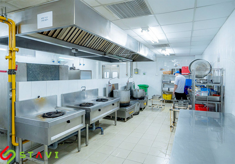 Khu vực bếp nấu thông thoáng sạch sẽ