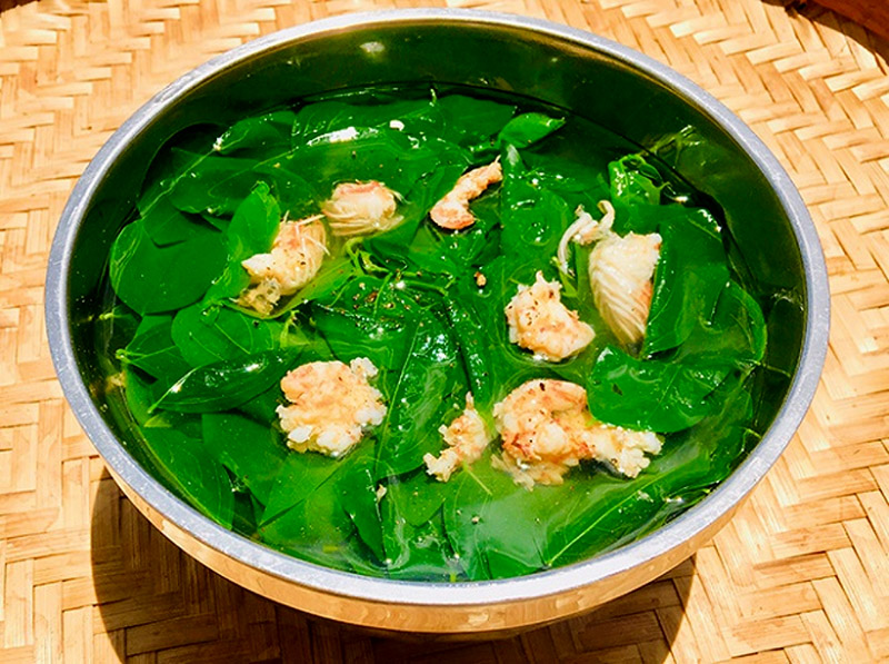 Canh rau ngót nấu tôm trong suất ăn trường học