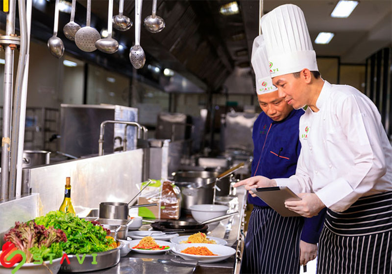 Đầu bếp chuyên nghiệp - Sáng tạo - Tận tâm của Suất ăn văn phòng STAVI