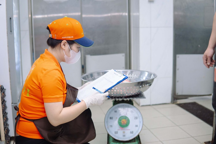 Nhân viên STAVI kiểm tra số lượng và chủng loại hàng hóa