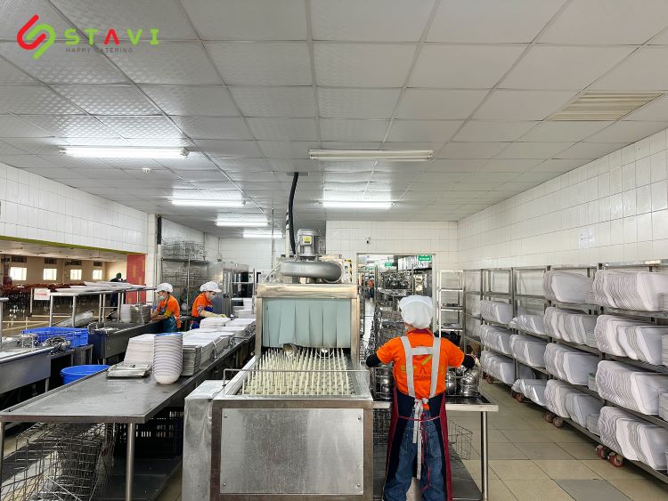 Sử dụng máy rửa bát vào bếp ăn để nâng cao hiệu quả hoạt động