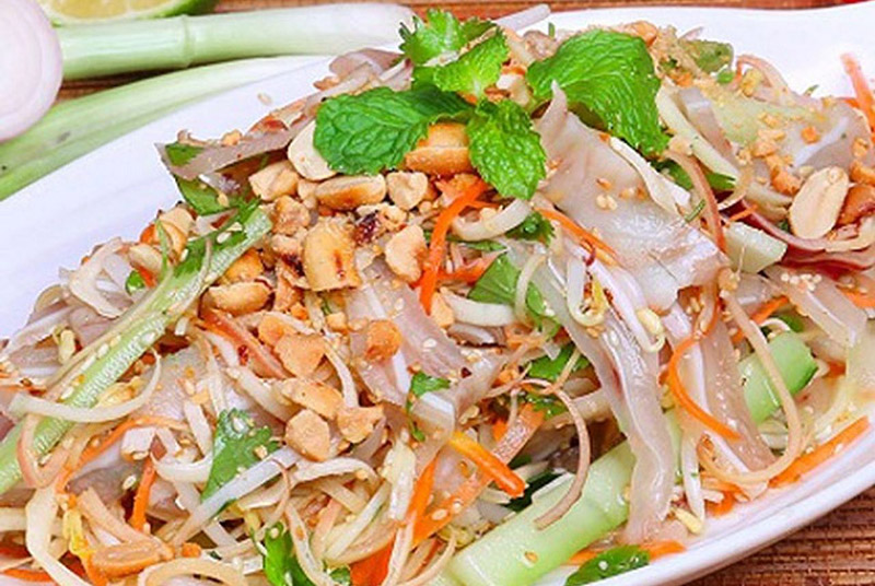 Nộm xoài xanh thơm ngon trong suất ăn văn phòng