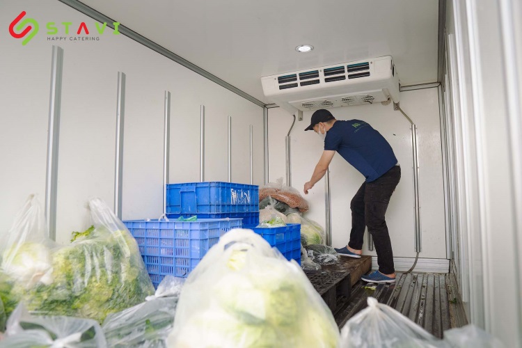 Tất cả hàng hóa đến bếp đều được vận chuyển bằng xe lạnh chuyên dụng