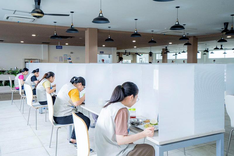 Phục vụ suất ăn công nghiệp chu đáo, tận tình