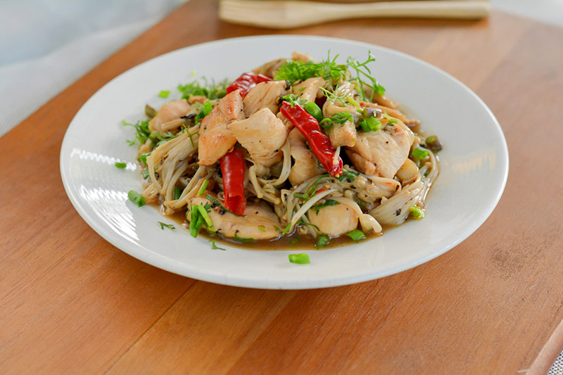 Thịt gà xào nấm bổ dưỡng